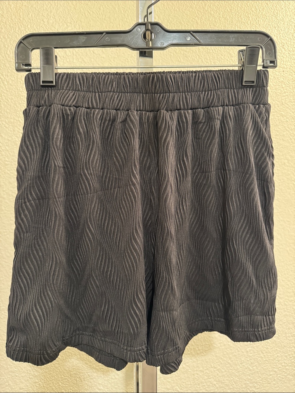 entro Women's High-Waist Textured Wave Shorts - Black